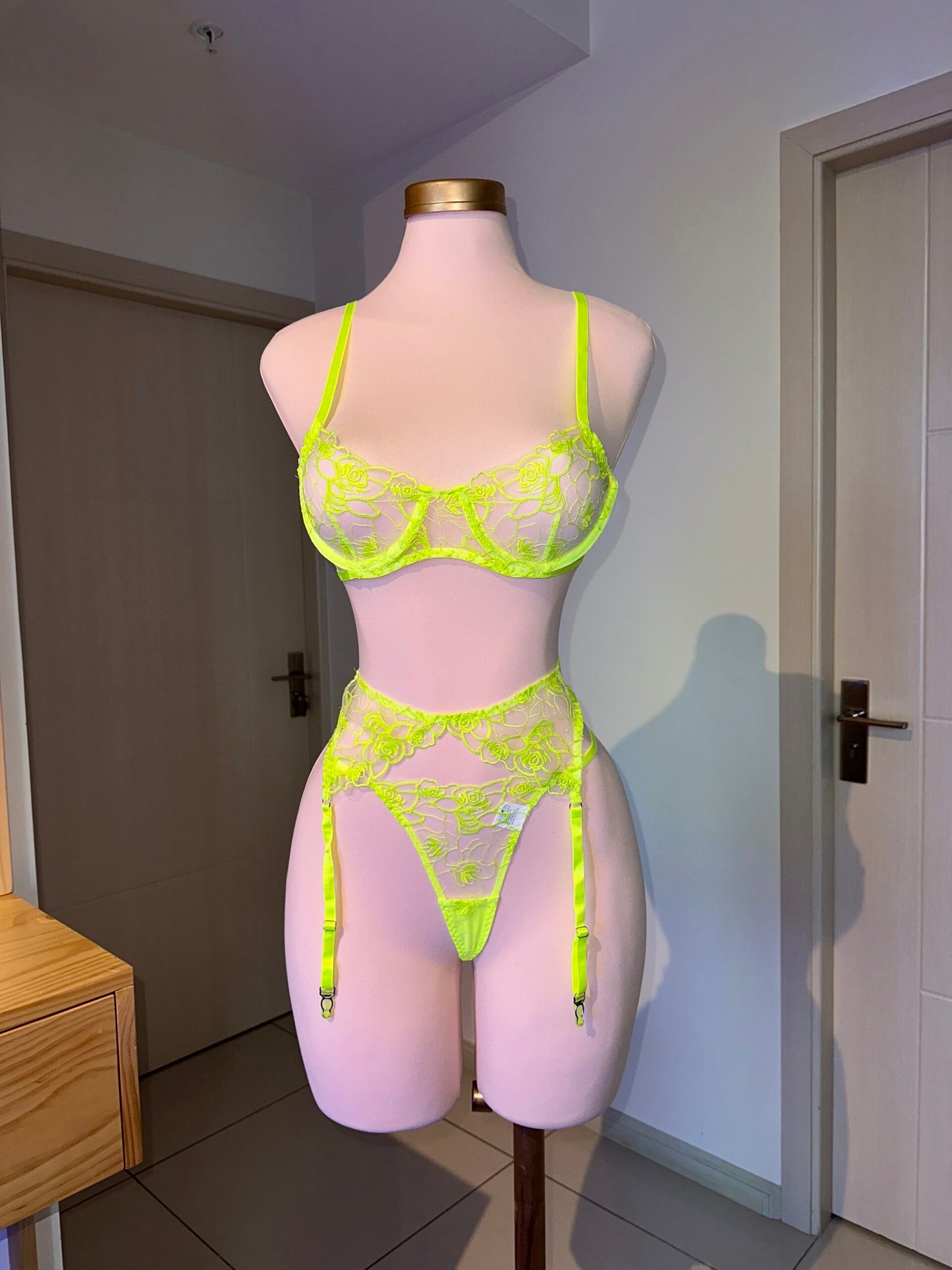 Jolie – Conjunto de Lencería Neón con Encaje y Liguero