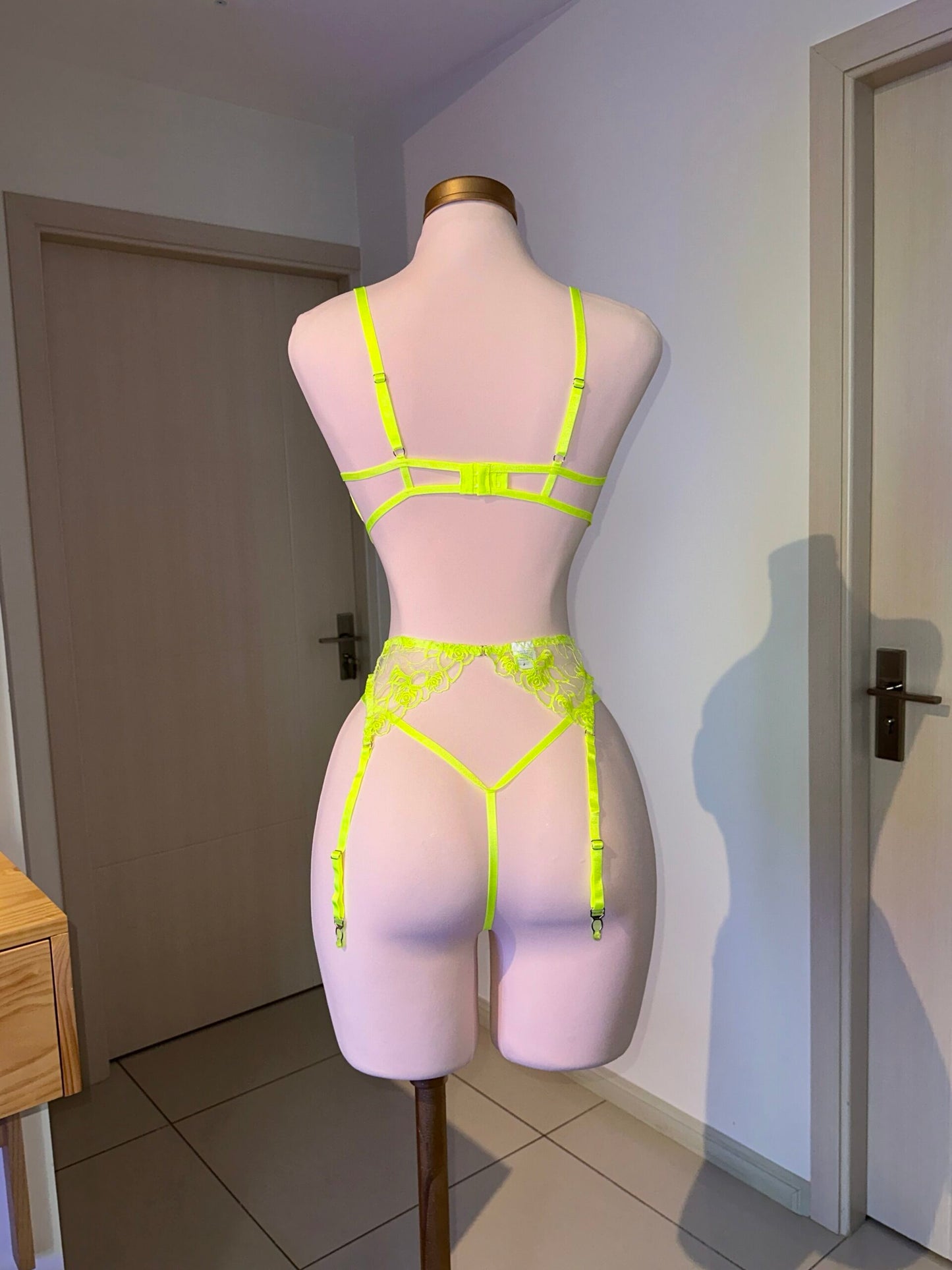 Jolie – Conjunto de Lencería Neón con Encaje y Liguero