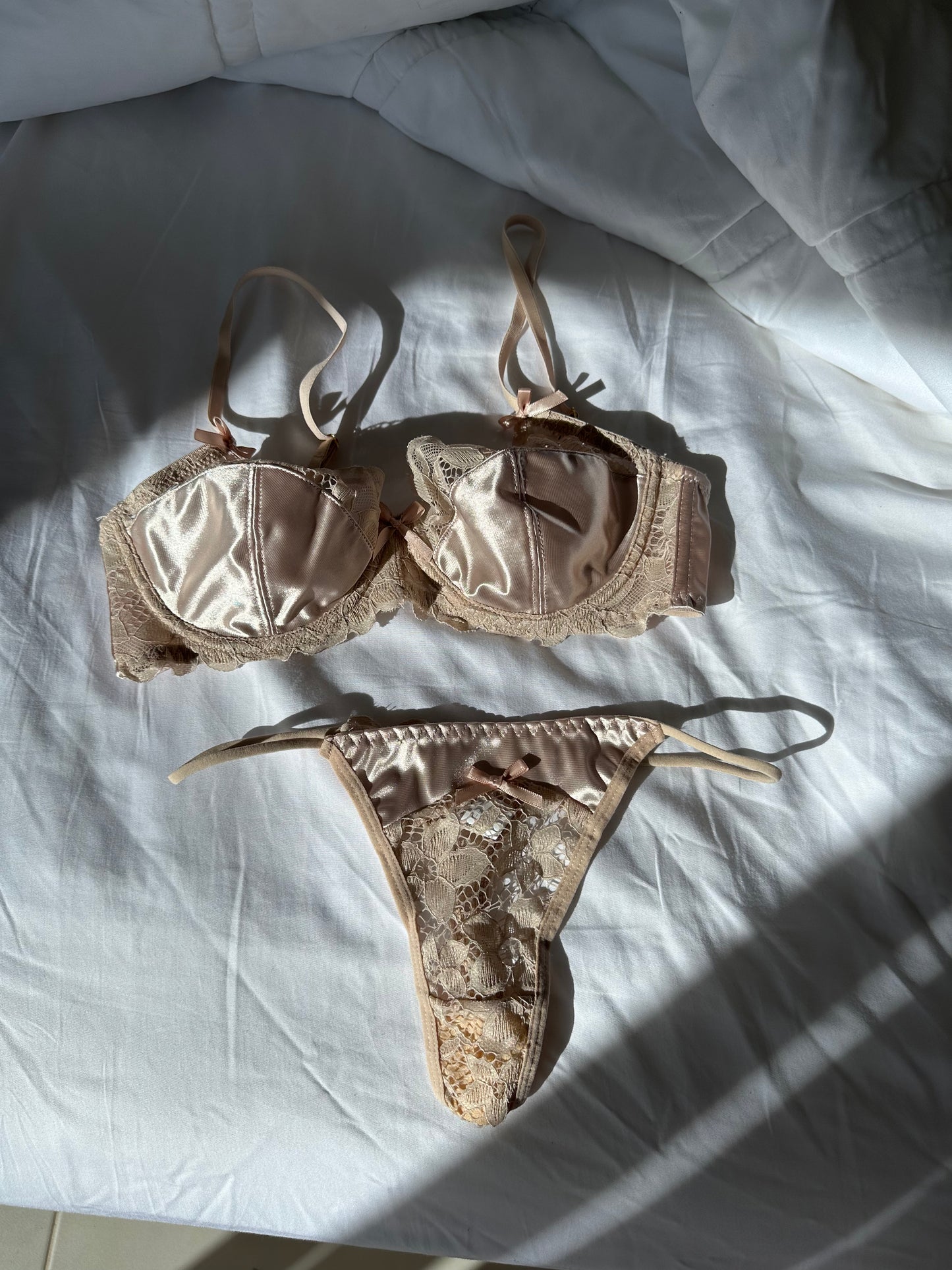 Caramelo ‒ Conjunto de Lencería Satén Champán con Encaje Beige
