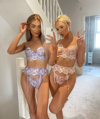 Brithany – Conjunto de Lencería Floral Lila con Liguero