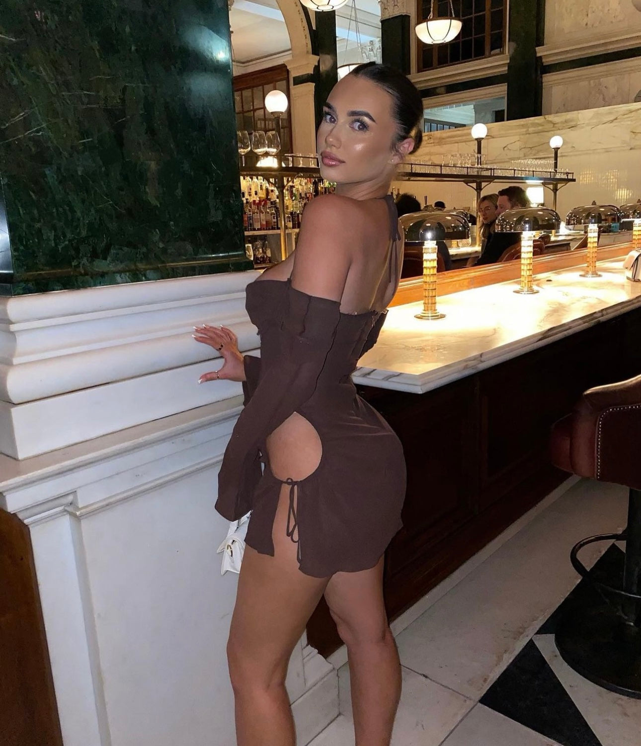 Samantha – Vestido Mini con Aberturas Laterales